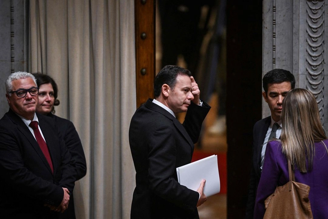 Luis Montenegro (centro), de 52 años y presidente del Partido Socialdemócrata (PSD, de centroderecha), gobernaba sin mayoría absoluta y se ha visto salpicado por varios escándalos. En la imagen, sale del Parlamento portugués tras perder la moción de confianza.