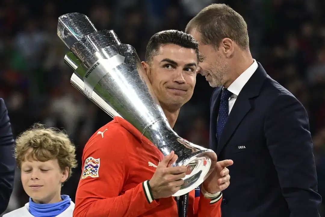 El delantero portugués Cristiano Ronaldo, número 07, lleva el trofeo tras ganar la final de la Liga de Naciones de la UEFA entre Portugal y España en Múnich, sur de Alemania, el 8 de junio de 2025. Foto