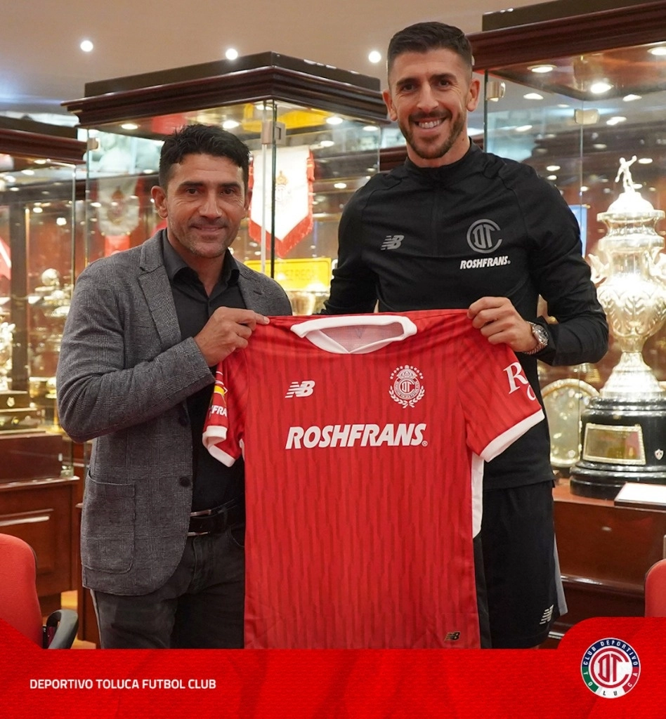"Joao Paulo Dias Fernandes ‘Paulinho’ se suma a las filas del Toluca con la expectativa de trascender y sumar experiencia y goles al conjunto dirigido por su compatriota Renato Paiva a partir del torneo Apertura 2024", informó el club mexicano. Imagen tomada de @TolucaFC