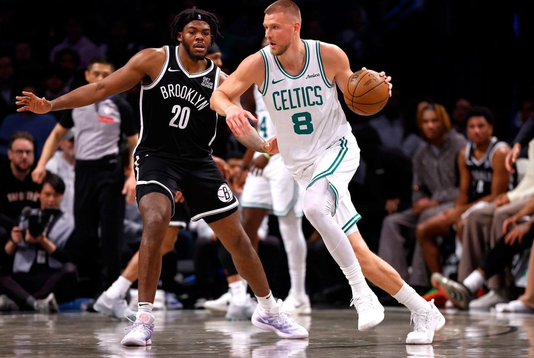 Porzingis (8) se convirtió en el jugador que más triples ha anotado en una temporada partiendo como suplente, al llegar a la marca de 219 con un lanzamiento en el último cuarto.