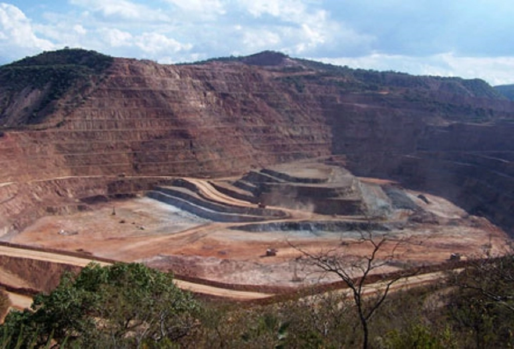 En México operan 238 mineras de capital foráneo, de las cuales 153 son de Canadá, 32 de EU, 14 de China y nueve de Australia, que en conjunto acumulan mil 177 proyectos de todo tipo en 25 estados. En la imagen, yacimiento Los Filos, en Carrizalillo, de la canadiense Equinox Gold, de donde saca 5 mil 600 kilos anuales de ese metal. Foto ‘La Jornada Guerrero’