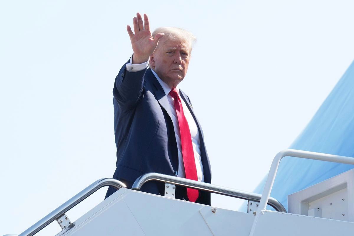 El presidente Donald Trump saluda al abordar el 'Air Force One' en la Base Conjunta Andrews, Maryland, el 25 de julio de 2025. Foto  