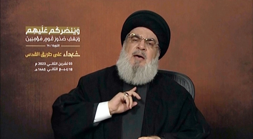 EL líder de Hezbollah, Sayyed Hassan Nasrallah, hablando a través de un enlace de video, durante una manifestación en Beirut, el viernes 3 de noviembre de 2023. Foto Ap