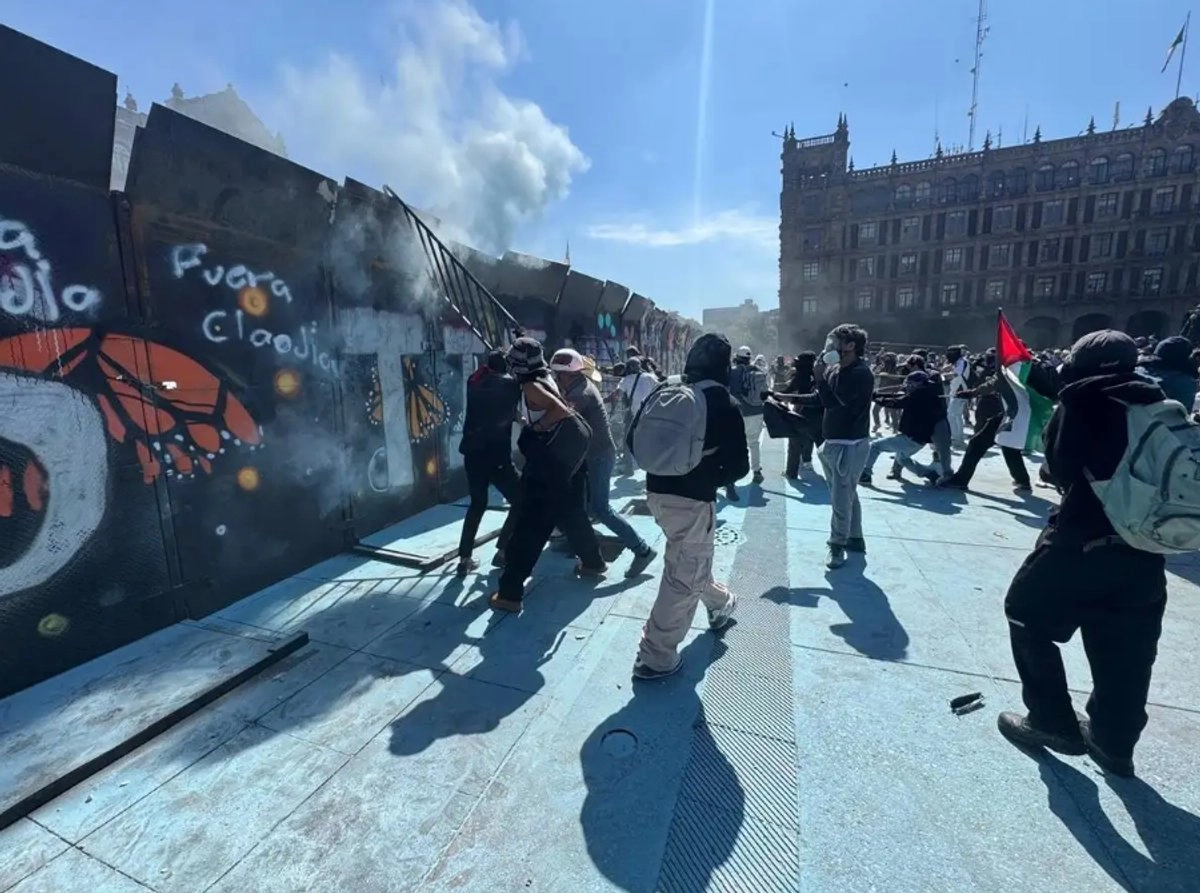 Manifestantes de la llamada Generación Z frente a Palacio Nacional. 