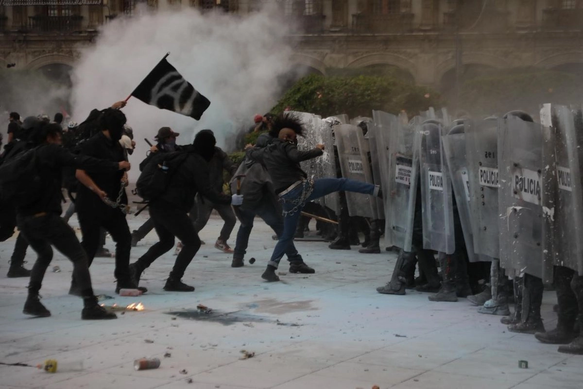 Encapuchados miembros del bloque negro atacan a policías en el Zócalo, el pasado 2 de octubre. Foto 