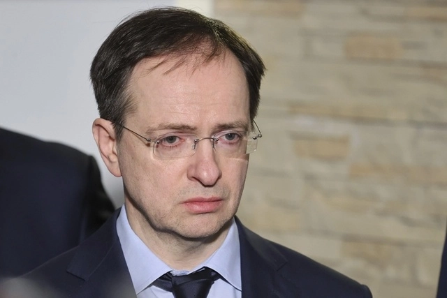 El asistente presidencial ruso y jefe de negociadores , Vladimir Medinsky, habla con periodistas después de las conversaciones ruso-ucranianas. Foto Ap