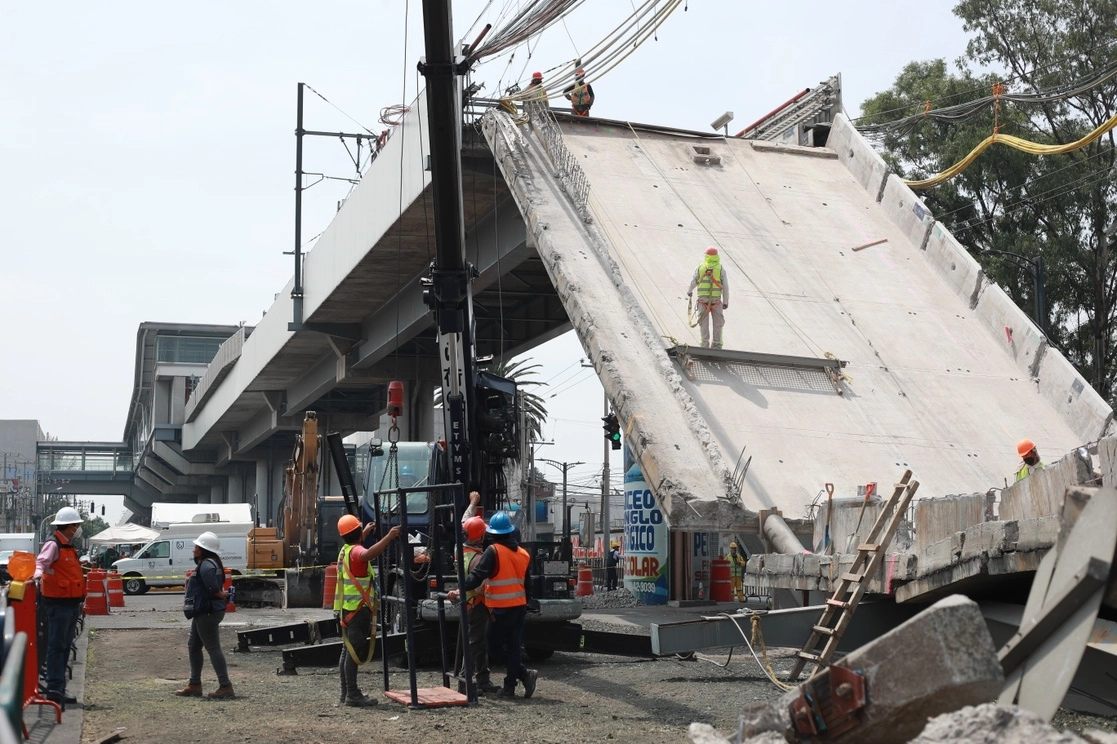 Trabajos de peritaje sobre el accidente de la Línea 12 del Metro de la Ciudad de México. Foto Luis Castillo / Archivo