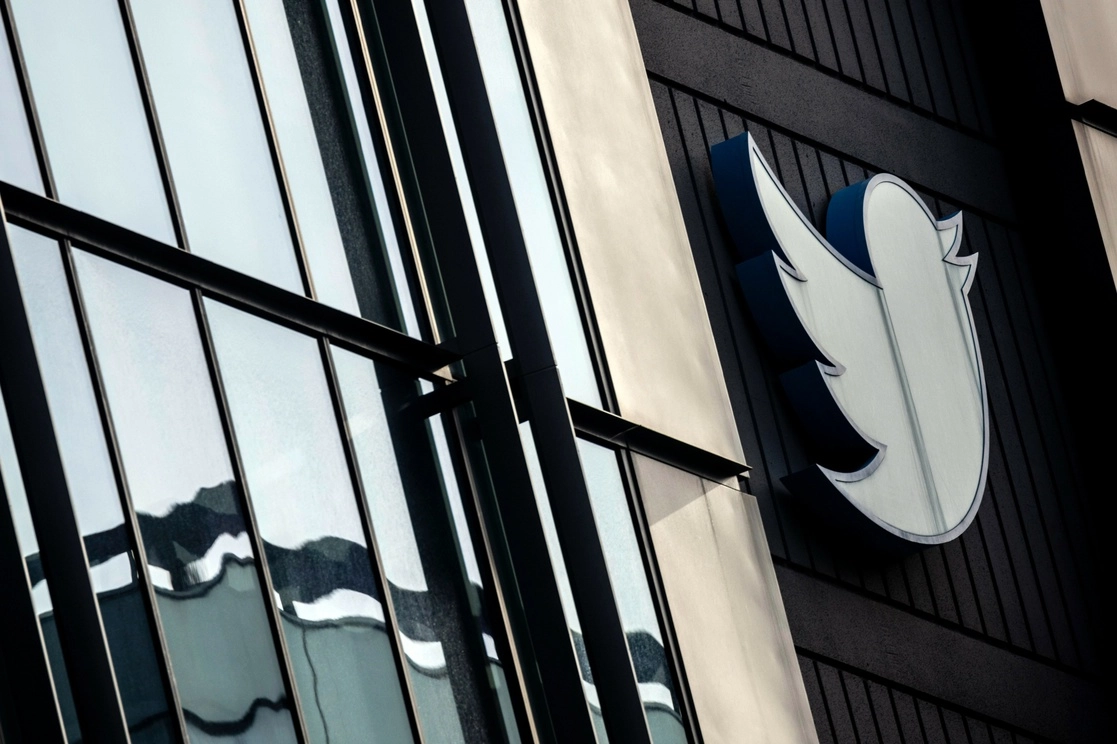 El logotipo de Twitter se exhibe en la sede de la compañía de redes sociales en San Francisco. Foto Stephen Lam/San Francisco Chronicle vía AP 