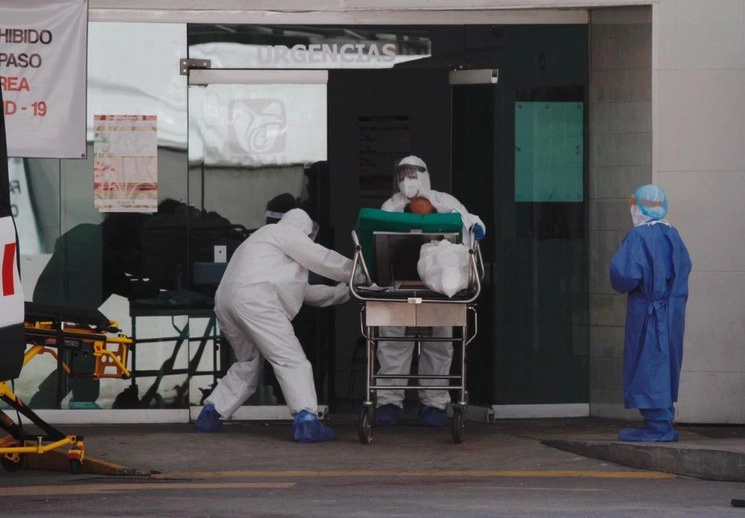 Paramédicos ingresan a un paciente en el área Covid-19 del Hospital General Regional 2, "Guillermo Fajardo Ortiz". Foto Cristina Rodríguez