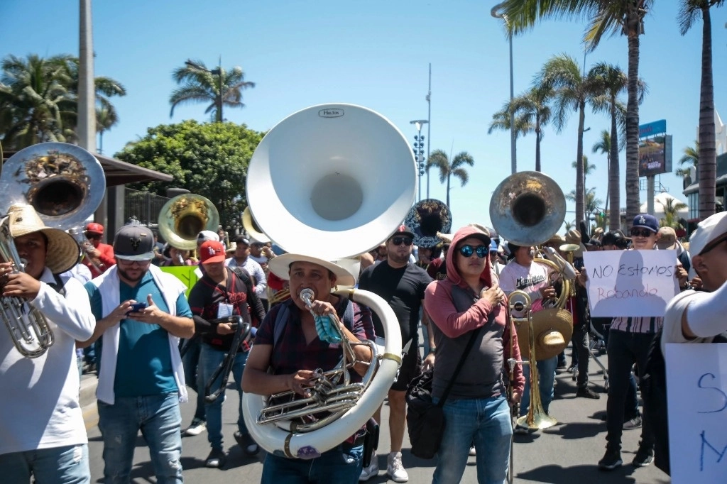 Músicos de Banda Sinaloense, durante la manifestación para exigir que no limiten su trabajo en las playas mazatlecas. Foto Cuartoscuro 