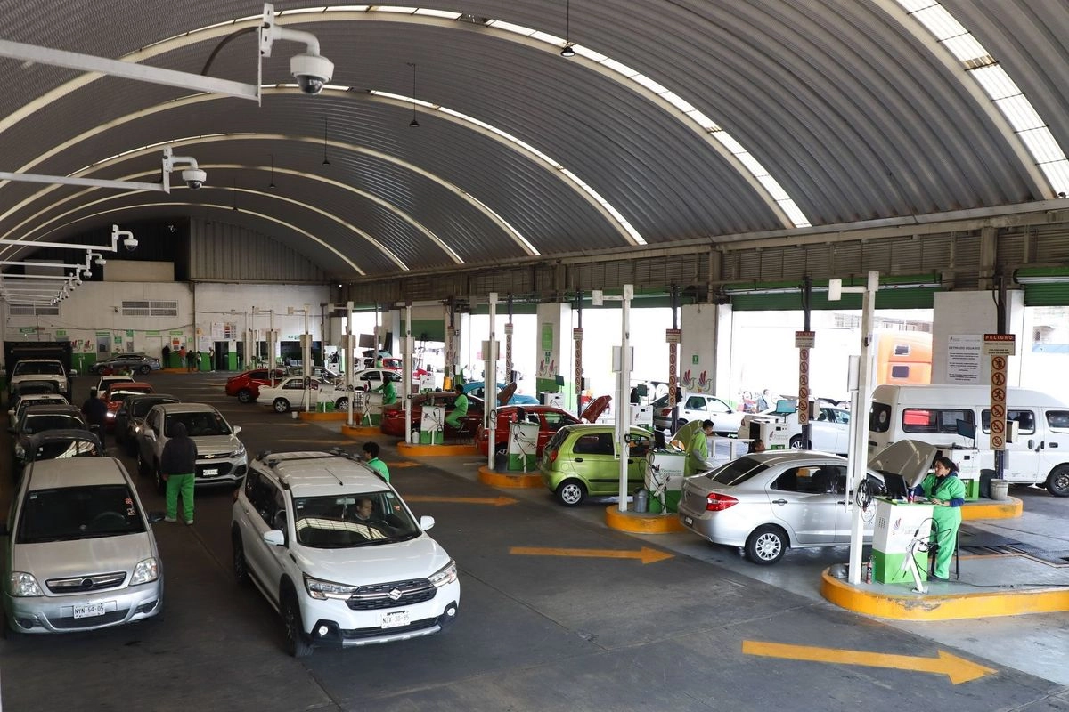 La aplicación de aranceles del 50 por ciento a automóviles ligeros provenientes de China garantiza la competitividad en el mercado y fomentará las inversiones previstas en el Plan México, señaló la Asociación Mexicana de la Industria Automotriz (AMIA). Foto  