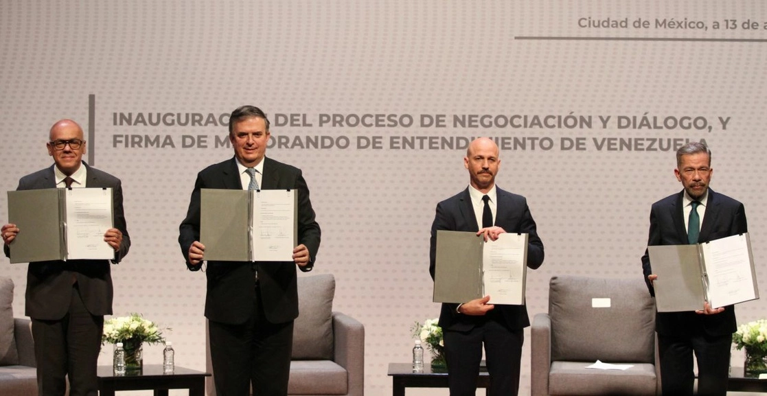 En agosto del año pasado, Jorge Rodríguez, presidente de la Asamblea Nacional de Venezuela; Marcelo Ebrard, secretario de Relaciones Exteriores; Dag Nylander, director del Centro noruego de Resolución de conflictos, y Gerardo Blyde Pérez, representante de la delegación opositora de Venezuela, encabezaron la inauguración del proceso de negociación y diálogo, y firma de memorando de entendimiento de Venezuela, realizado en el Museo de Antropología e Historia. Foto Cuartoscuro / archivo 