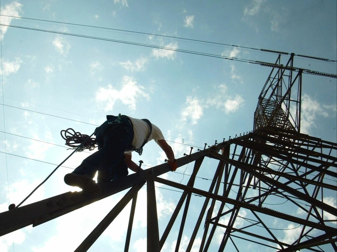 Trabajador de la Comisión Federal de Electricidad en la Ciudad de México. Foto Alfredo Domínguez / Archivo