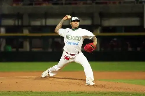 El lanzador Héctor Velázquez, campeón con los Medias Rojas de Boston, y Sammy Solís son asintomáticos. Sus compañeros de la selección olímpica están aislados en un hotel capitalino a la espera de resultados de la prueba PCR. Foto Jam Media
