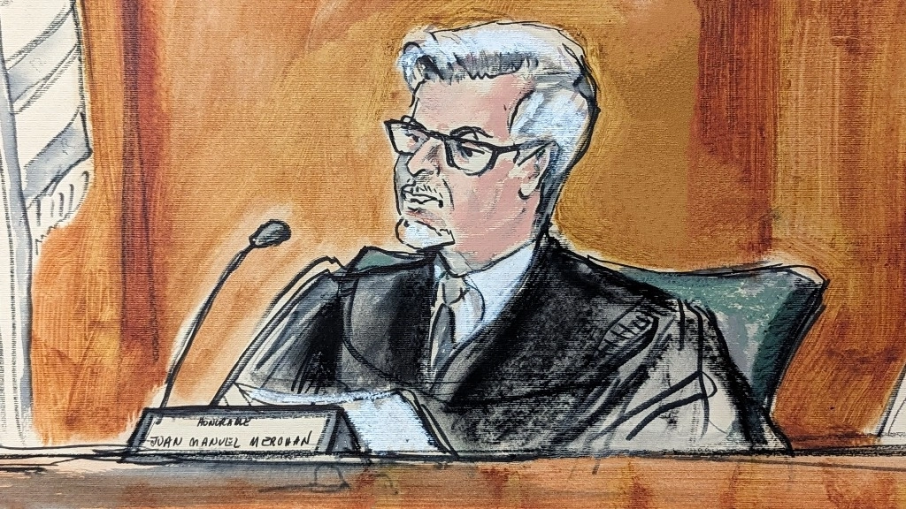 El juez Juan Merchan presidió el juicio del expresidente Donald Trump en el tribunal penal de Manhattan, el 23 de abril de 2024, en Nueva York. Foto Ap