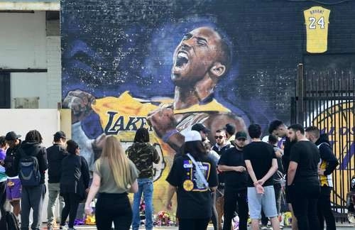 Seguidores de Kobe Bryant visitaron un mural que está cerca del Staples Center, casa de los Lakers, en Los Ángeles.Foto Afp