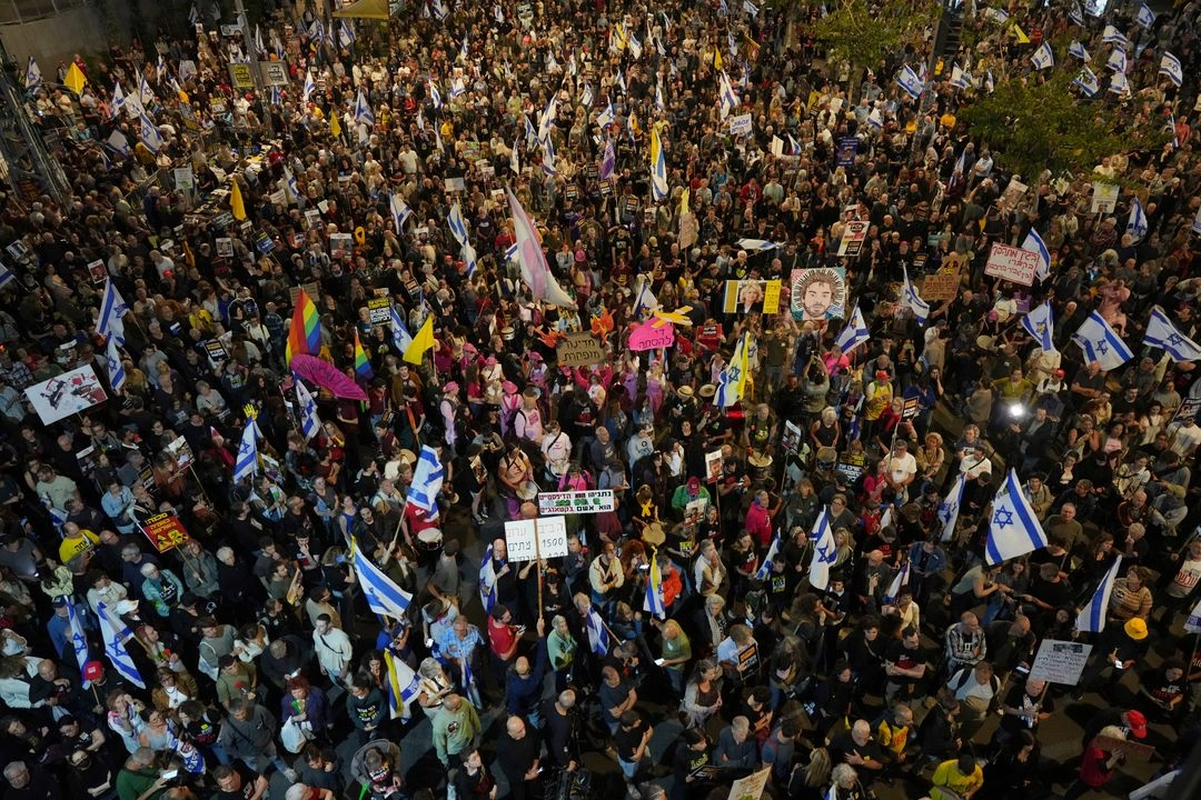 La gente participa en una protesta exigiendo el fin de la guerra y la liberación inmediata de los rehenes retenidos por Hamás en la Franja de Gaza, y contra el gobierno del primer ministro Benjamin Netanyahu en Tel Aviv, Israel, el sábado 3 de mayo de 2025. Foto