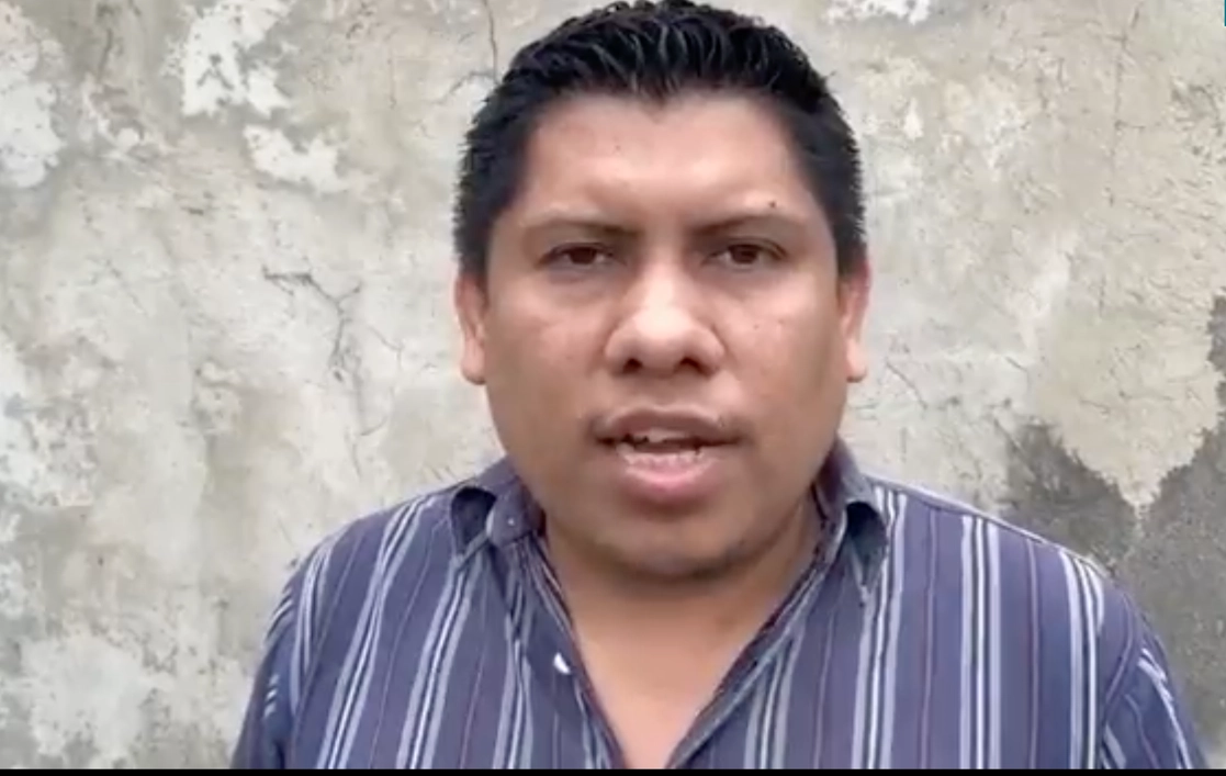 González Cárdenas grabó un video en el que señaló a la alcaldesa de Sayula de Alemán, Lorena Sánchez Vargas, y al secretario de Gobierno, Eric Cisneros Burgos, de quererlo detener ilegalmente, plantarle drogas y armas. Foto tomada de un video difundido por el funcionario / Archivo