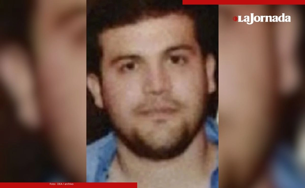 El hijo de 'El Chapo' se entregó voluntariamente a las autoridades de Estados Unidos el 25 de julio de 2024, tras llegar en una aeronave privada a territorio texano. En ese momento, trascendió que junto a él viajaba Ismael 'El Mayo' Zambada, quien habría sido trasladado desde Sinaloa contra su voluntad, según informes de autoridades mexicanas. 