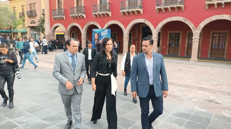 De izquierda a derecha, el secretario del Ayuntamiento, Jorge Jiménez Lona; y la presidenta municipal de León, Alejandra Gutiérrez Campos, al finalizar los honores a la bandera, donde se ofrecería la disculpa a las víctimas de represión policiaca. Foto Carlos García


