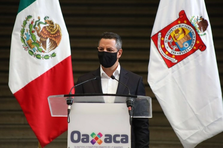 En imagen de archivo, Alejandro Murat durante una conferencia para anunciar "Yo me guardo"en el Palacio de Gobierno de Oaxaca. Foto Jorge A. Pérez