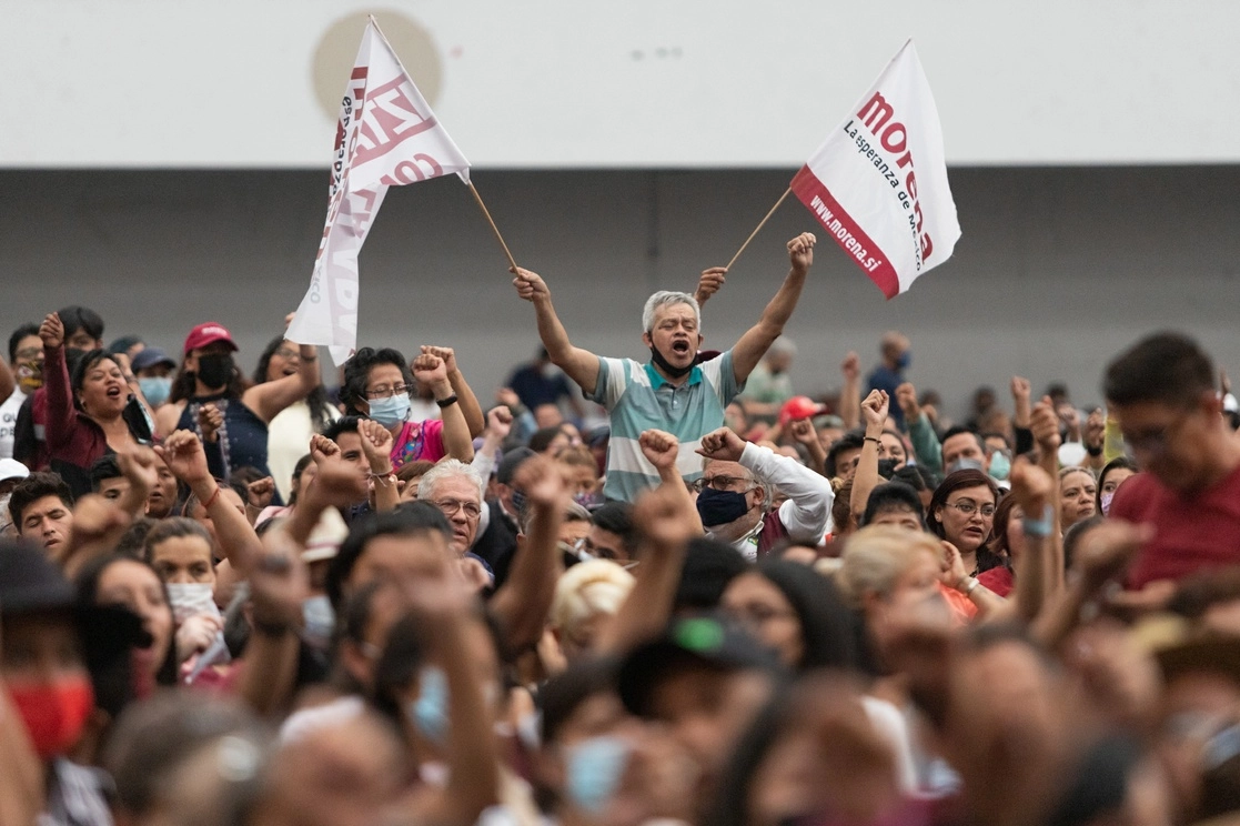 Militantes de Morena durante una asamblea en la alcaldía Iztacalco, en la Ciudad de México, el 2 de julio de 2022. Foto Pablo Ramos
