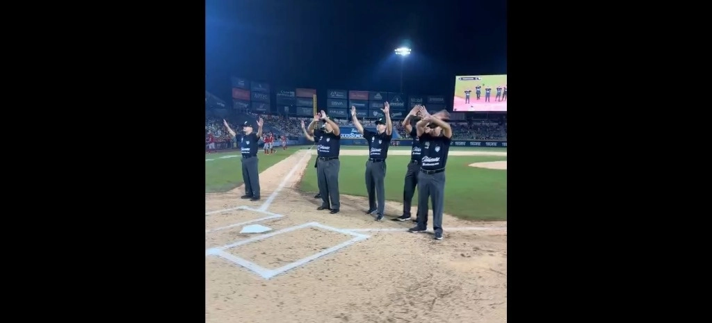 Los árbitros señalando la suspensión del partido. Foto LigaMexBeis