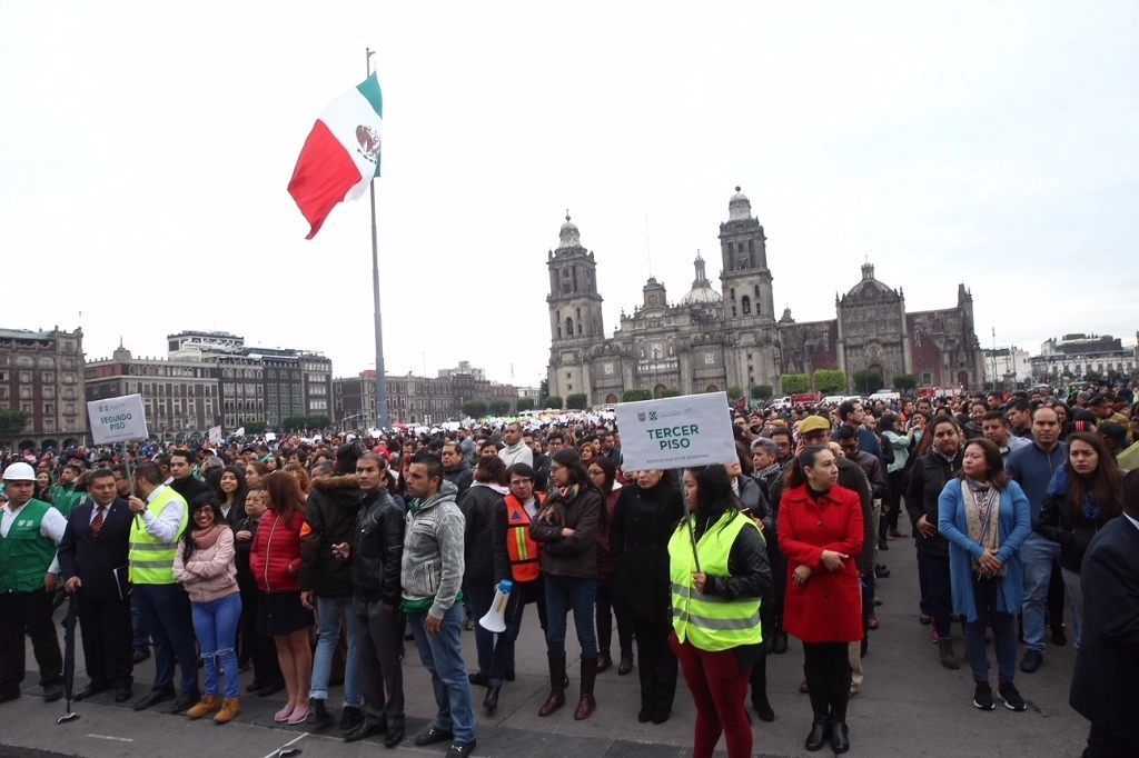 En imagen de archivo, decenas de personas se reúnen en la plancha del Zócalo capitalino, como parte del simulacro de sismo realizado en enero de 2020 en la CDMX. Foto Jesús Villaseca