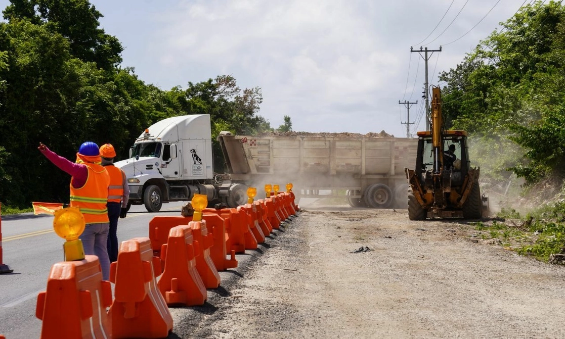 Trabajos de construcción del "Tren Maya" en el tramo 5 norte Benito Juárez, donde se observa maquinaria y camiones. Foto Cuartoscuro / Archivo