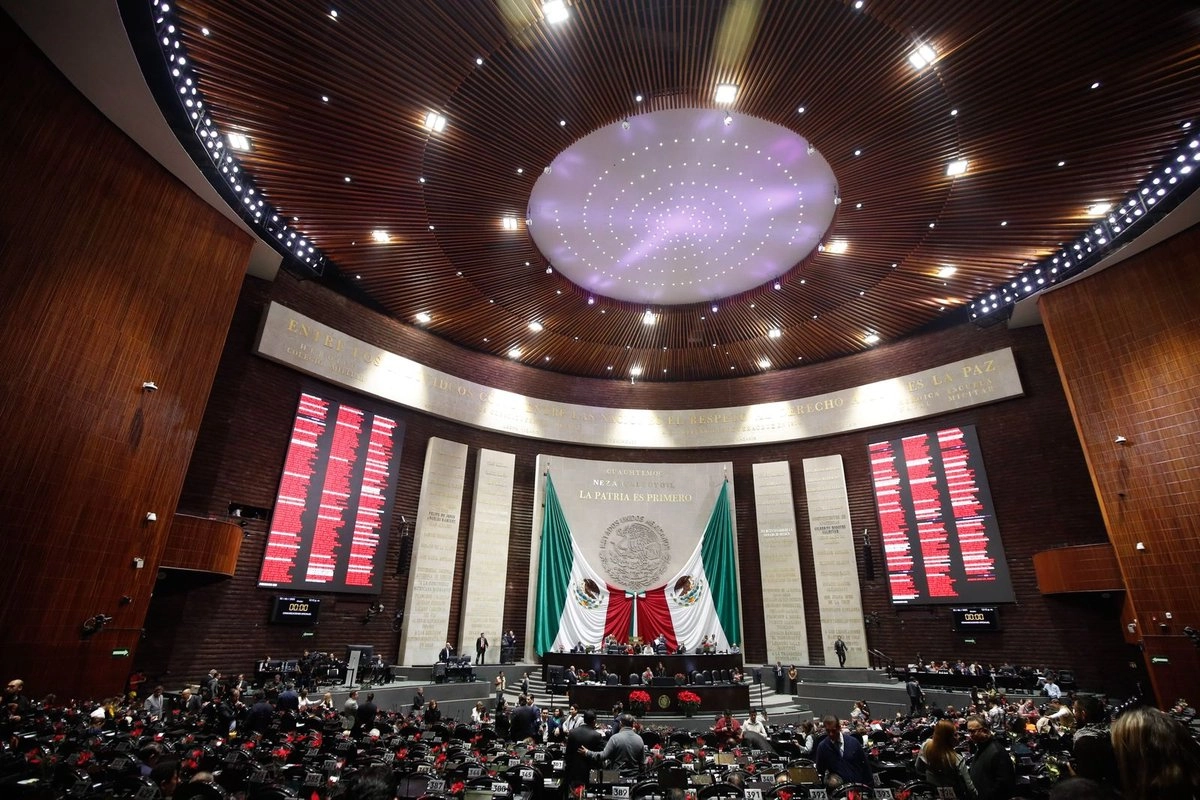 Sesión de la Cámara de Diputados, en donde en cada curul fue colocada una maceta de Nochebuena, en la Ciudad de México, el 2 de diciembre de 2025. Foto 