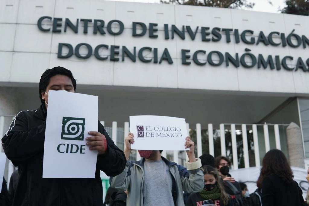 Durante una protesta estudiantil realizada afuera de las instalaciones del CIDE, campus Santa Fe, en la alcaldía Álvaro Obregón, Ciudad de México, el pasado 29 de noviembre. Foto Pablo Ramos