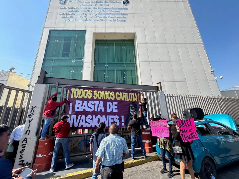 En el exterior del juzgado, manifestantes mostraron su apoyo a la mujer.