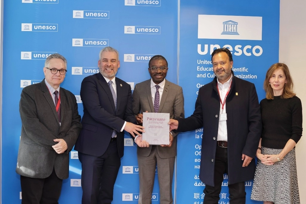El director del Centro del Patrimonio Mundial de la Unesco, Lazare Eloundou reconoció la coordinación del estado y municipio para preservar la cultura indígena y mencionó que México es miembro y socio importante en el Comité de Patrimonio Mundial de la Humanidad. Foto @GobMichoacan