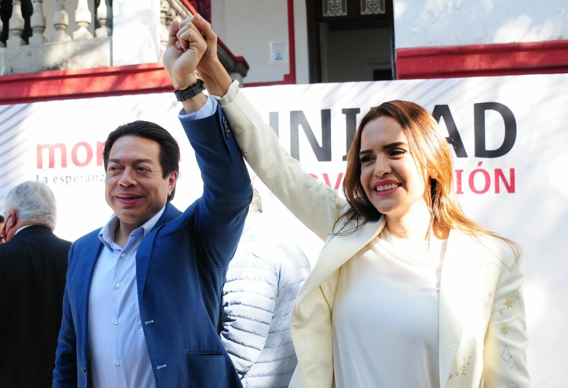 El presidente de Morena, Mario Delgado, y la alcaldesa con licencia de Escobedo, Nuevo León, Clara Luz Flores, quien resultó ganadora en la encuesta interna para elegir al candidato a la gubernatura de ese estado. Foto Cuartocuro
