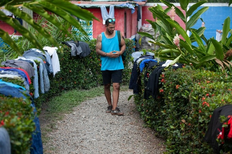 Migrantes hondureños se encuentran en el albergue Belén, dirigido por el padre Cesar Canaverla, ubicado en Tapachula, Chiapas. Foto Víctor Camacho