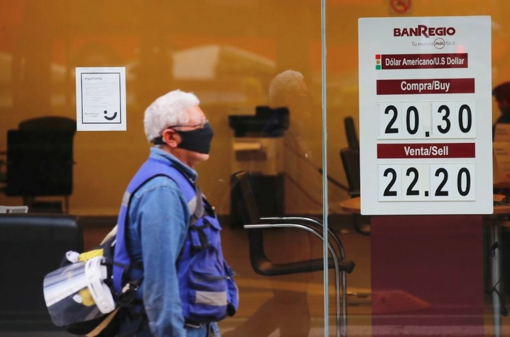 Cotización del dólar en una sucursal bancaria de la CDMX. Foto Víctor Camacho