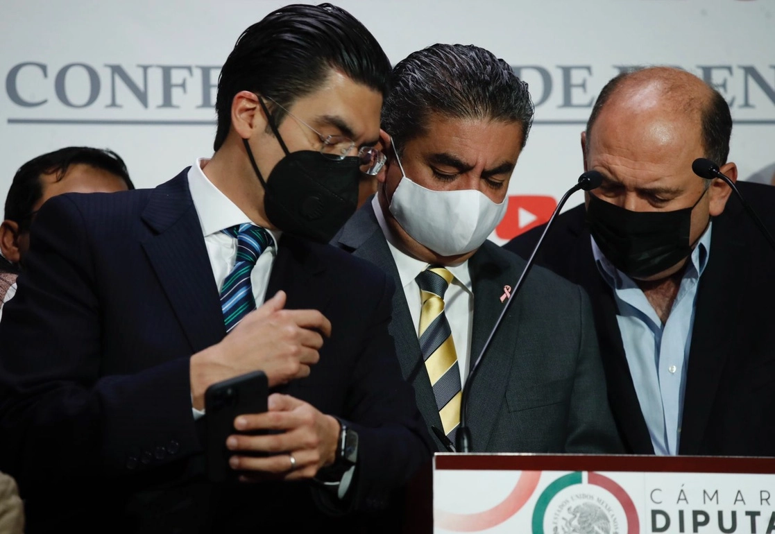Los coordinadores del PAN, Jorge Romero; del PRD, Luis Cházaro; del PRI, Rubén Moreira; e integrantes de Va por México, durante conferencia de prensa en la Cámara de Diputados, en la Ciudad de México, el 18 de octubre de 2021. Foto Cristina Rodríguez