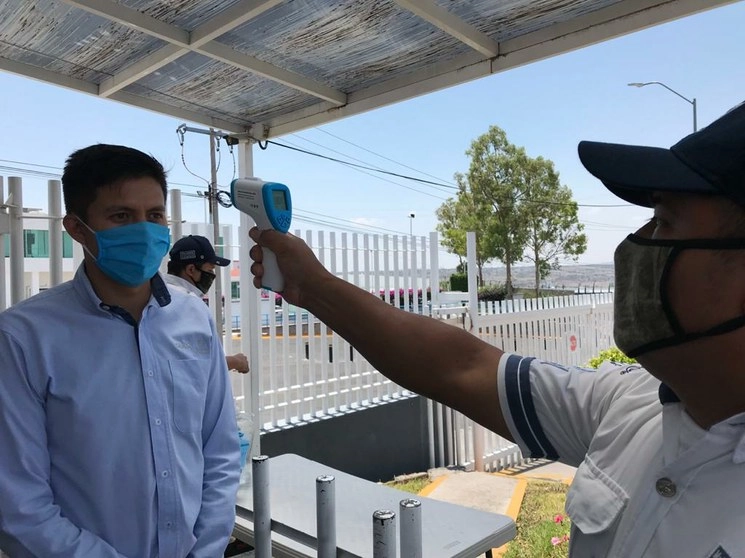 Para proteger la salud de sus colaboradores y clientes, la Red de Concesionarios, implementó las medidas de seguridad e higiene, desde la toma de temperatura al personal cuando llegan. Foto. MAN Truck & Bus México.