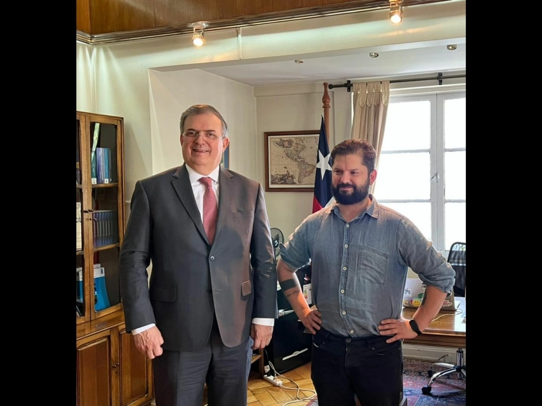 Gabriel Boric (derecha) asumirá el cargo de presidente de Chile el 11 de marzo, pero desde ahora Andrés Manuel López Obrador, por conducto el canciller Marcelo Ebrard (izquierda), lo invitó a reunirse en la Ciudad de México. Foto La Jornada