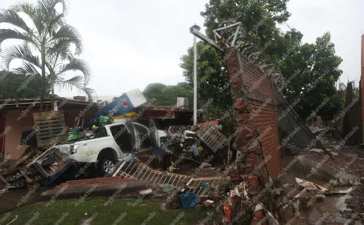 Pobladores de Poza Rica, Veracruz, intentan rescatar algunas pertenencias luego de que el río Cazones se desbordara y provocara inundaciones en sus viviendas, el 11 de octubre de 2025. Foto