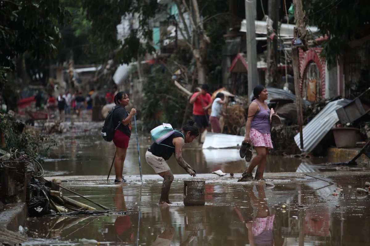 Los habitantes de la ciudad petrolera comenzaron las labores de limpieza luego de una inundación de la que no recuerdan antecedentes peores. Foto