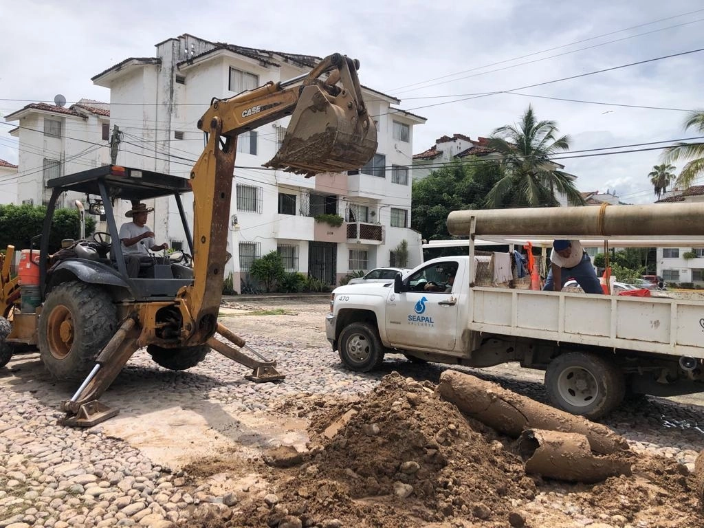 Al menos en tres colonias la tubería se rompió debido a las lluvias generadas por el huracán ‘Kay’, informó el Sistema de Servicios de Agua Potable, Drenaje y Alcantarillado de Puerto Vallarta (SEAPAL). Foto ‘La Jornada’