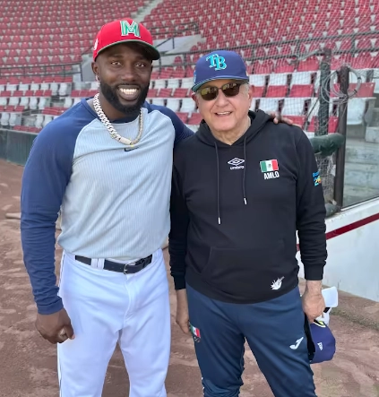 El presidente Andrés Manuel López Obrador (der) junto con el beisbolista Randy Arozarena (izq). Imagen tomada del video publicado en redes sociales