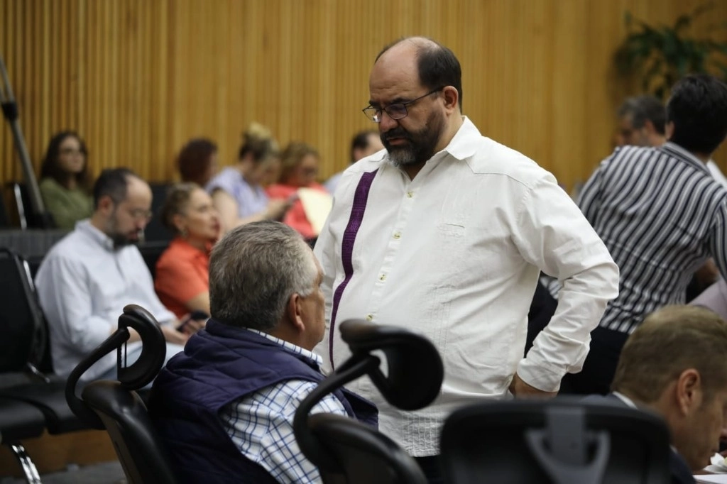 Guadalupe Acosta Naranjo y Emilio Álvarez Icaza durante la sesión extraordinaria del organismo, en la Ciudad de México, el 7 de junio de 2024. Foto Yazmín Ortega Cortés 