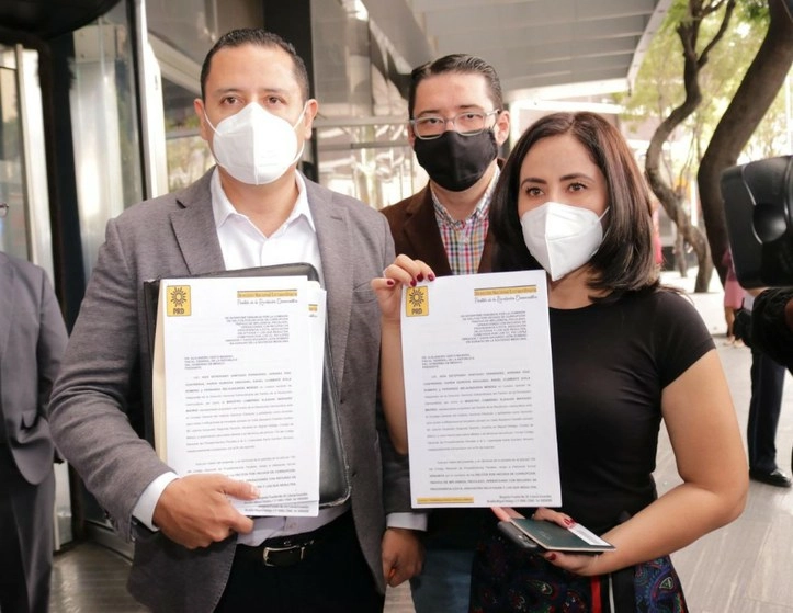 Integrantes de la Dirección Nacional Extraordinaria del PRD, afuera de la FGR. Foto tomada del Twitter del @PRDMexico