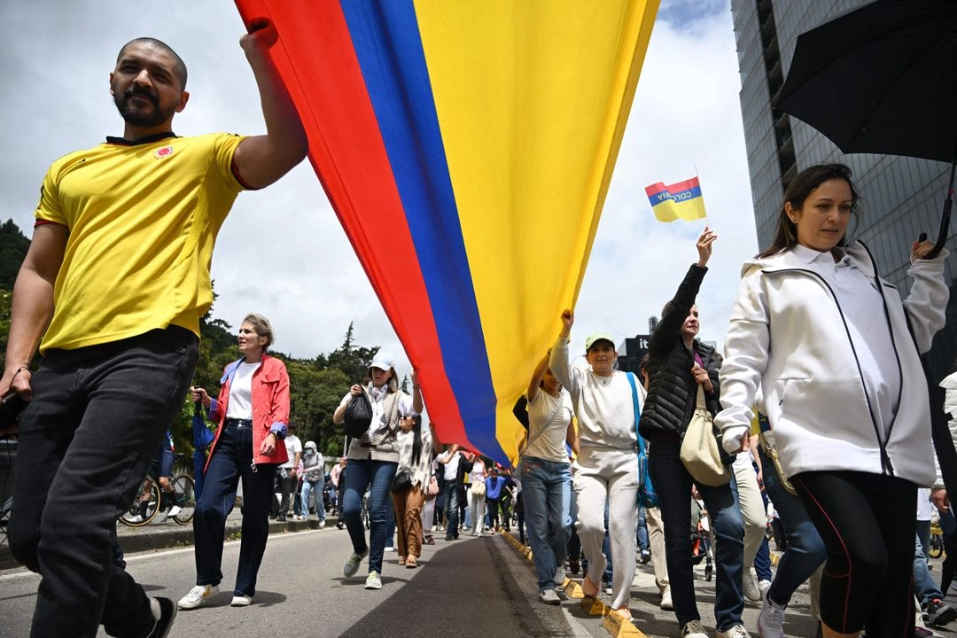 Personas participan en una marcha por la paz en Bogotá, Colombia, un día después del ataque contra el candidato presidencial Miguel Uribe, el 8 de junio de 2025. Foto 