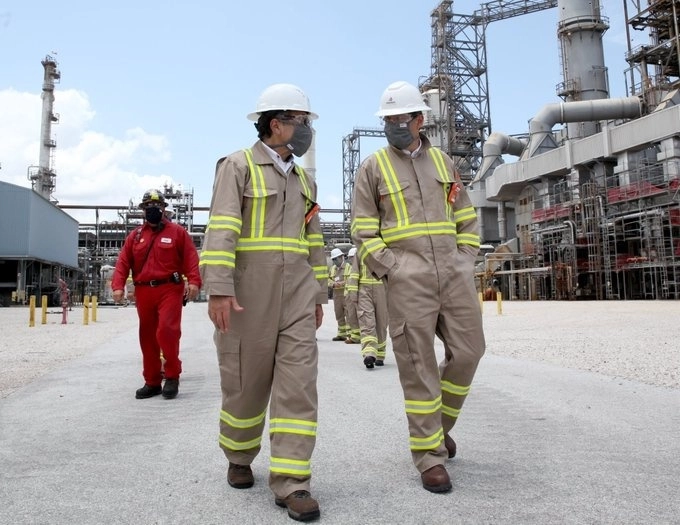 Recorrido de directivos de Pemex en la refinería Deer Park. Foto Pemex/ archivo