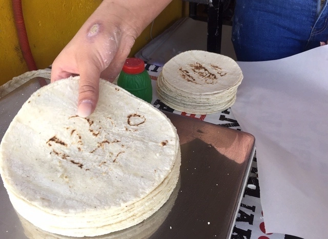 El precio de la tortilla en el área metropolitana de Monterrey ha subido 16% de octubre de 2021 a octubre de 2022, hasta alcanzar un precio de 24 pesos por kilo. Foto Guillermo Sologuren / Archivo