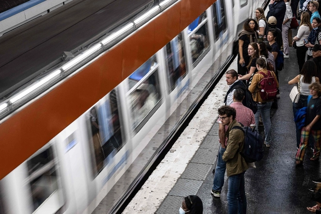 Pasajeros esperan en la estación Palais Royal-Musee du Louvre, en el centro de París, Francia, el 11 de octubre de 2023. Foto Afp