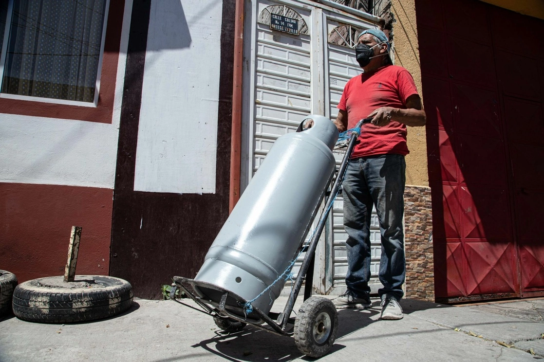 De acuerdo a los datos publicados por la CRE, el costo promedio nacional del energético que se vende por kilogramo se ubicó en 24.52 pesos y por litro en 13.24 pesos. Foto Cuartoscuro / Archivo